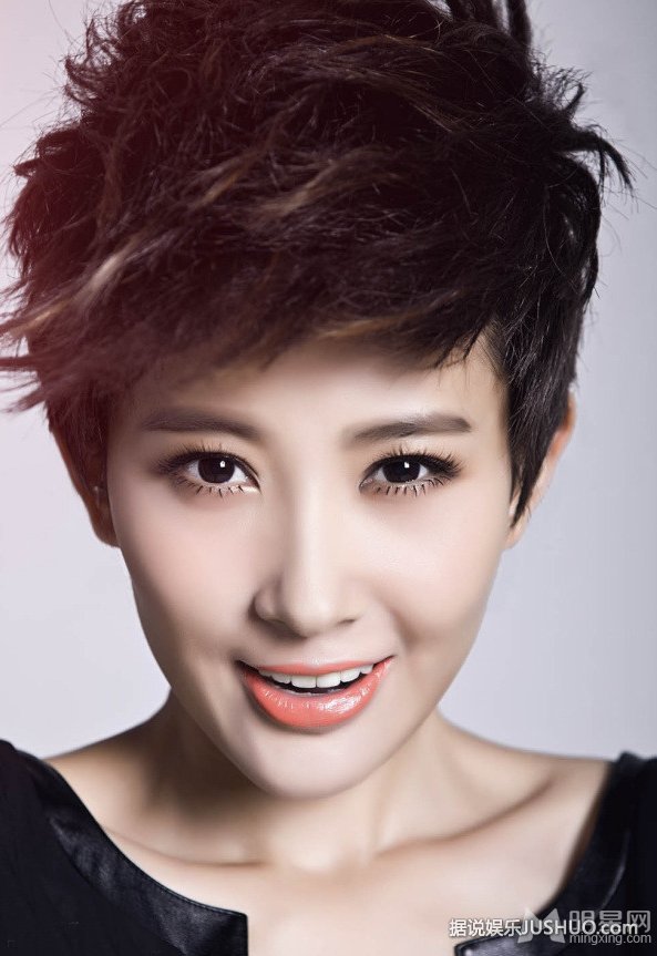 吕夏短发干练时尚写真 尽显轻熟女魅力