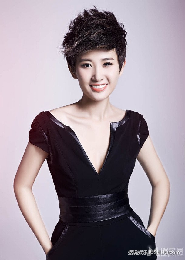 吕夏短发干练时尚写真 尽显轻熟女魅力