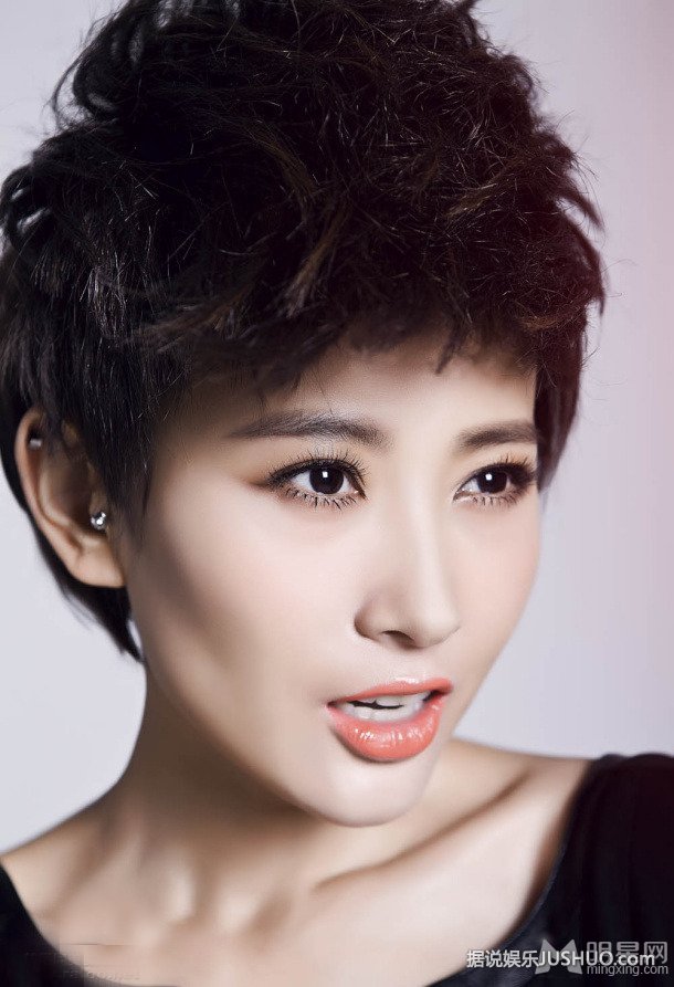 吕夏短发干练时尚写真 尽显轻熟女魅力