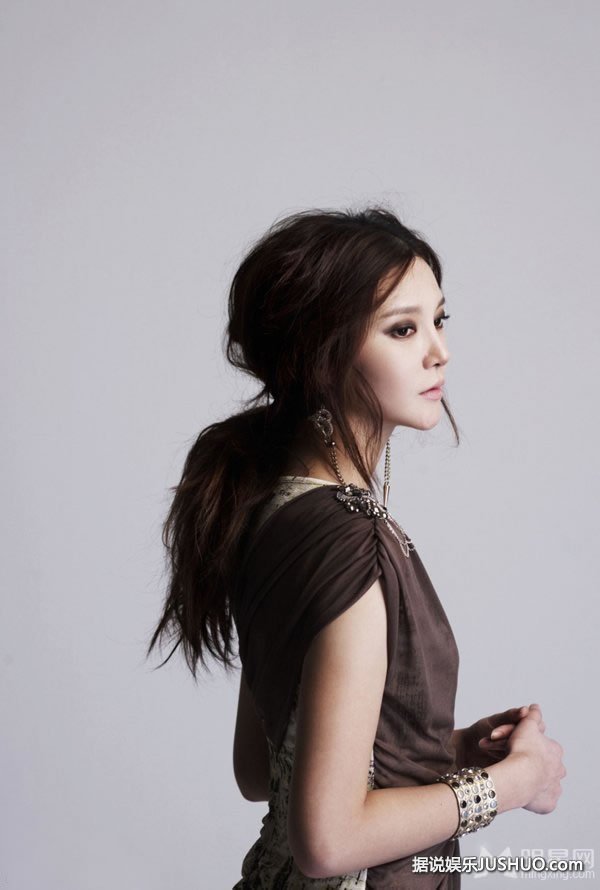 吕夏短发干练时尚写真 尽显轻熟女魅力