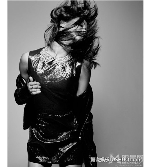 佐伊·索尔达娜登杂志 尽展热辣性感魅力