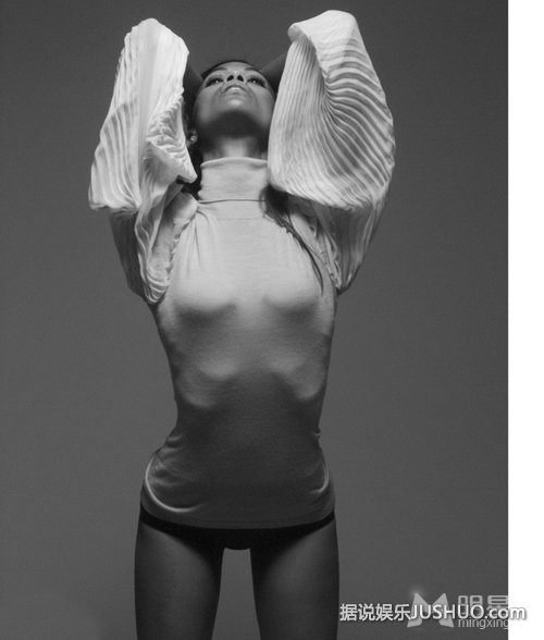 佐伊·索尔达娜登杂志 尽展热辣性感魅力