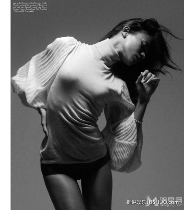 佐伊·索尔达娜登杂志 尽展热辣性感魅力