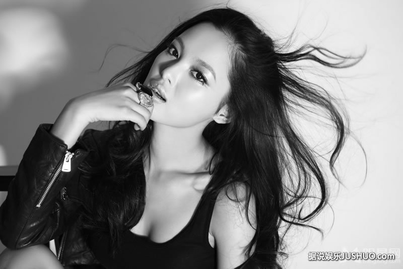 罗德曼前妻卡门·伊莱克特拉镂空泳衣秀性感