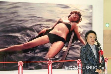 筱山纪信举办摄影展 展示山口百惠珍贵泳装照