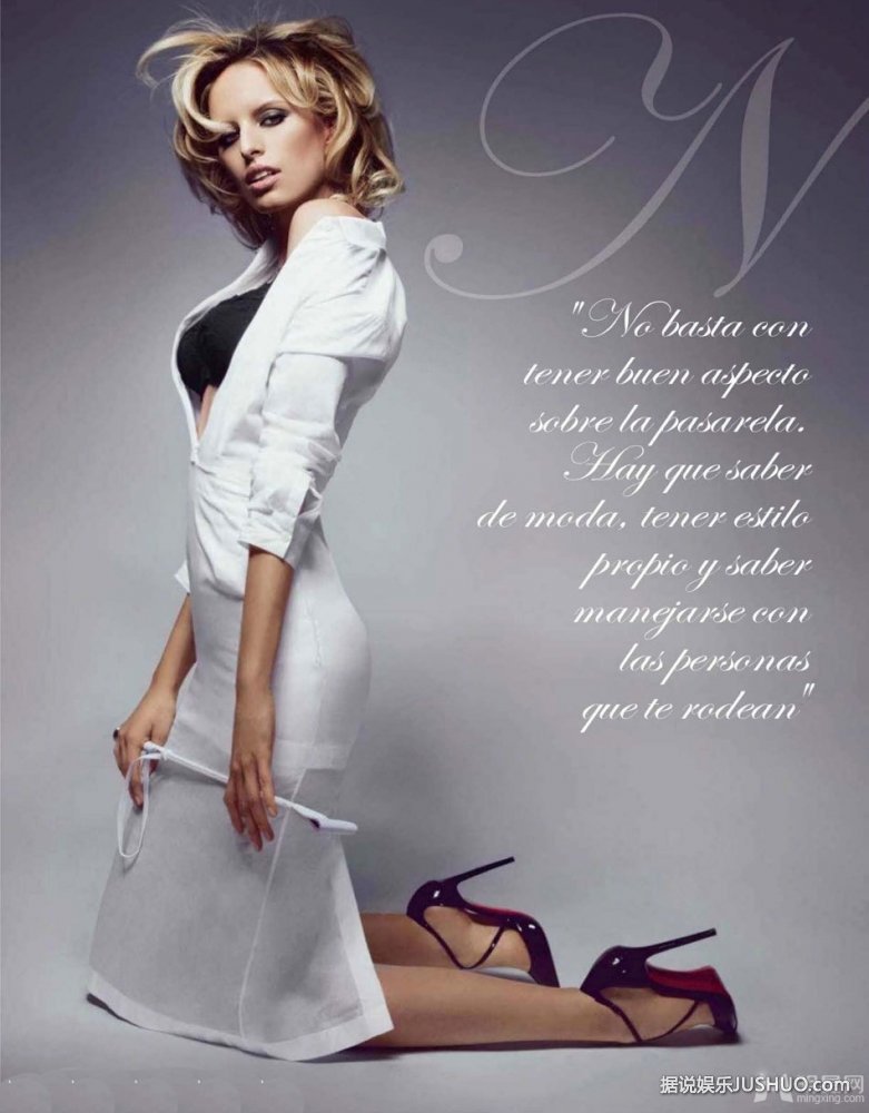 超模卡罗莱娜·科库娃杂志大片 展性感风情