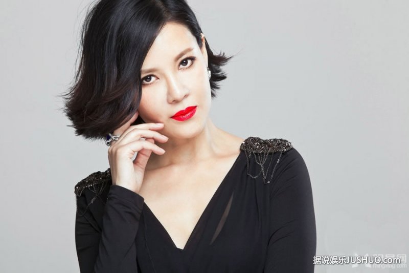 何佳怡烈焰红唇全新写真 彰显都市女性魅力