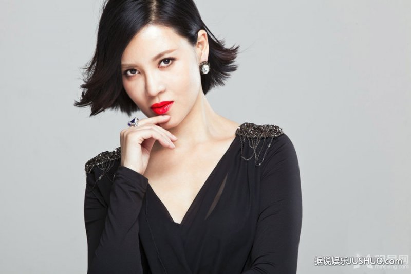 何佳怡烈焰红唇全新写真 彰显都市女性魅力