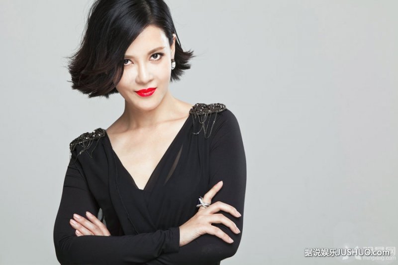 何佳怡烈焰红唇全新写真 彰显都市女性魅力