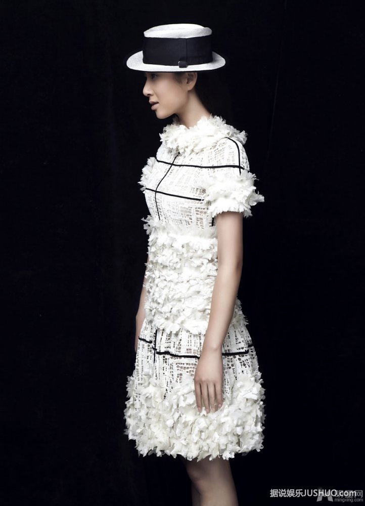 刘惜君红裙拍时尚杂志写真尽显温柔女性美