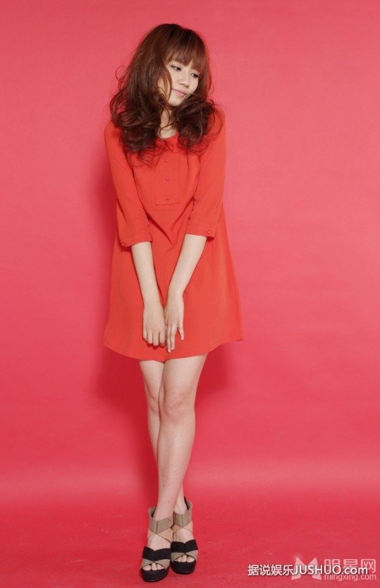 刘惜君红裙拍时尚杂志写真尽显温柔女性美