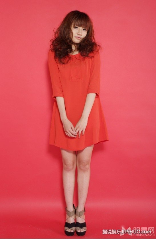 刘惜君红裙拍时尚杂志写真尽显温柔女性美