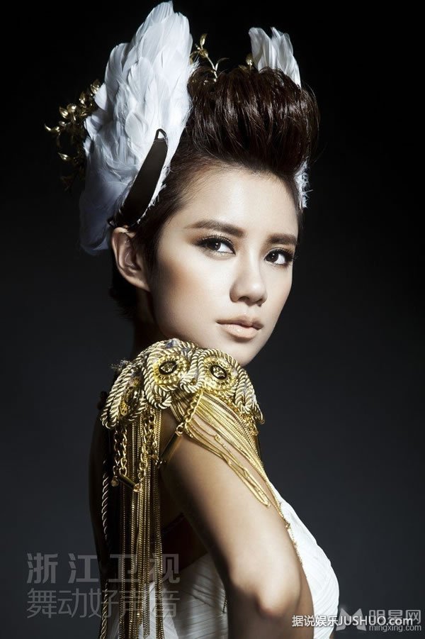 浙江卫视花旦主持伊一时尚魅力大片 高贵优雅