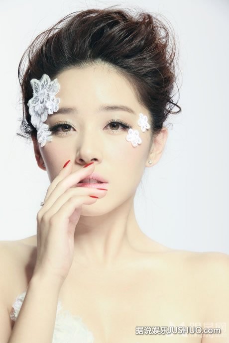 浙江卫视花旦主持伊一时尚魅力大片 高贵优雅