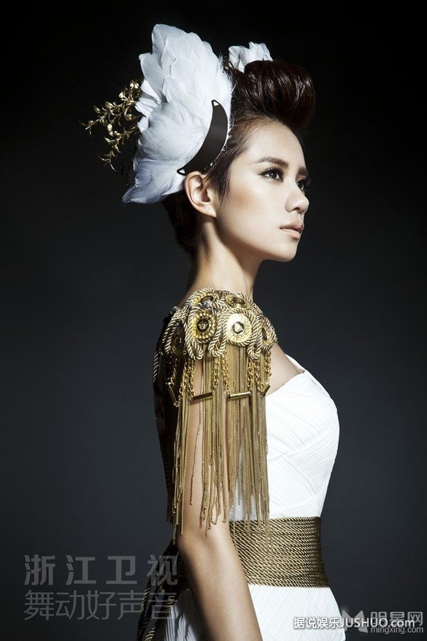 浙江卫视花旦主持伊一时尚魅力大片 高贵优雅