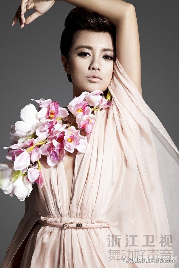 浙江卫视花旦主持伊一时尚魅力大片 高贵优雅