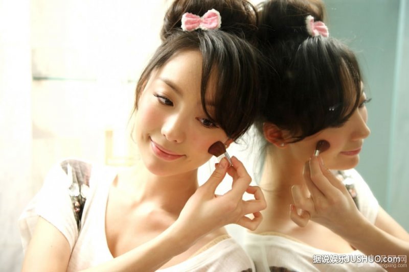 日本童颜巨乳女星筱崎爱性感泳装写真