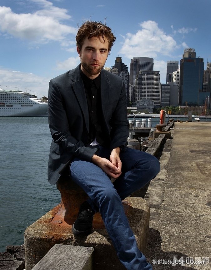 罗伯特·帕丁森户外写真 尽显雅痞魅力