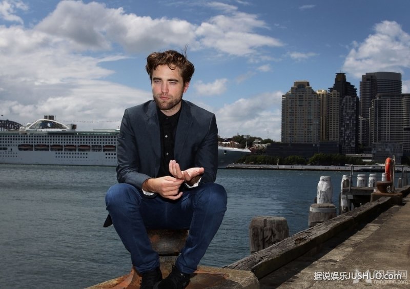 罗伯特·帕丁森户外写真 尽显雅痞魅力