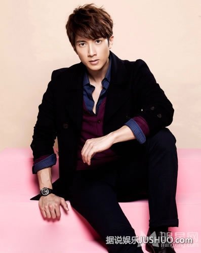 战旗张曦文优雅写真 尽情释放女性魅力