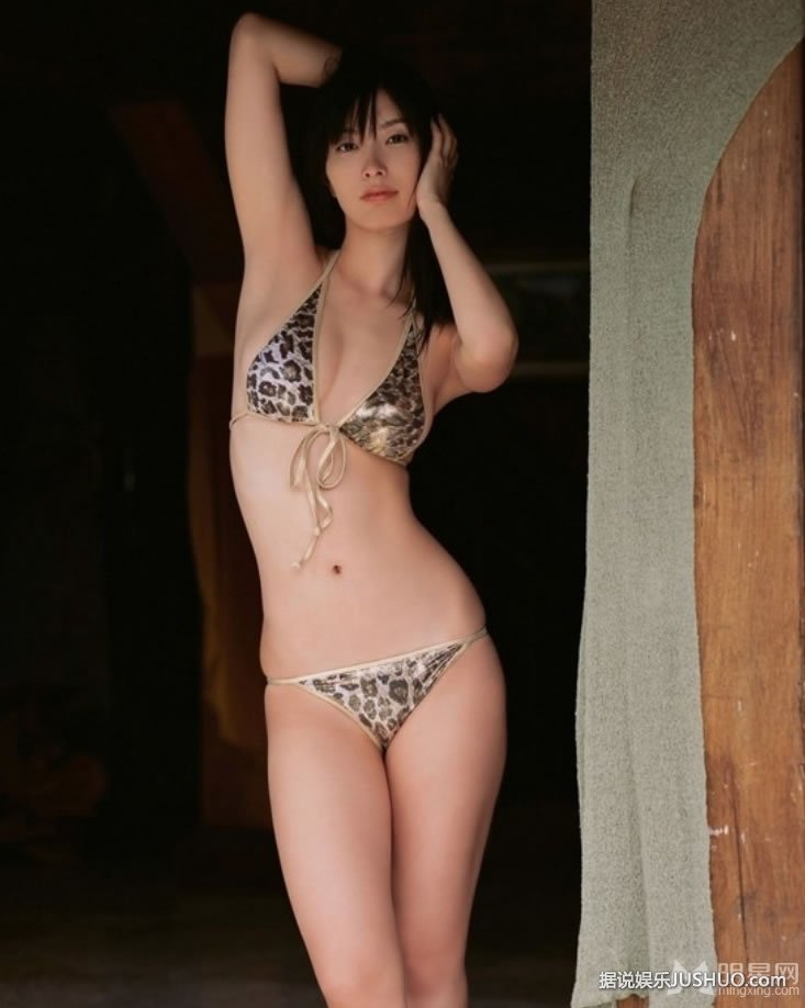 长泽奈央豹纹比基尼写真 散发性感魅惑