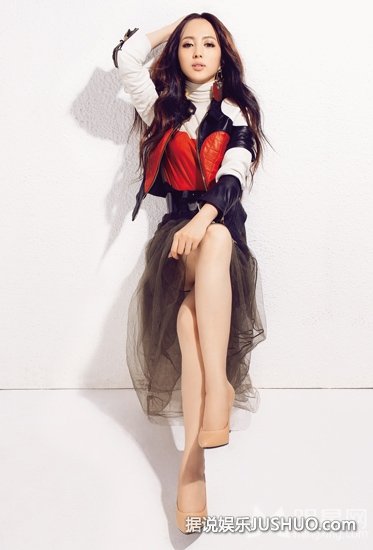 央视主持人李蜜时尚写真 大秀修长美腿