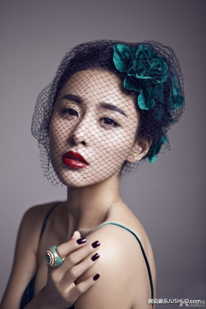 周迅登VOGUE杂志封面 散发雍容华贵的气质