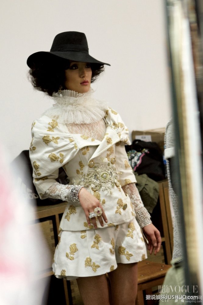 周迅登VOGUE杂志封面 散发雍容华贵的气质
