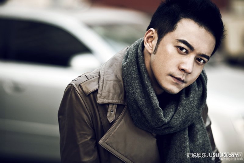 杨奇鸣最新冬装写真 荧屏硬汉无视酷寒