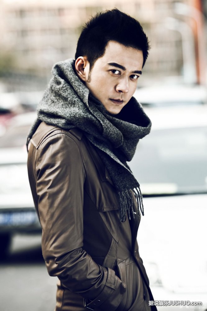 杨奇鸣最新冬装写真 荧屏硬汉无视酷寒
