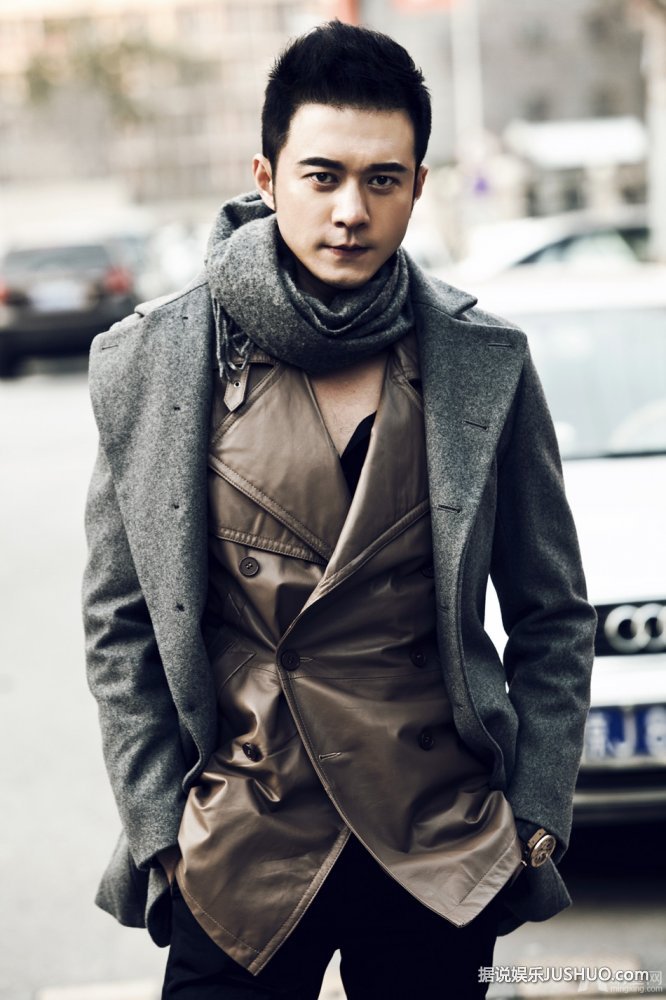 杨奇鸣最新冬装写真 荧屏硬汉无视酷寒