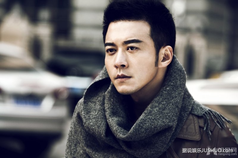 杨奇鸣最新冬装写真 荧屏硬汉无视酷寒