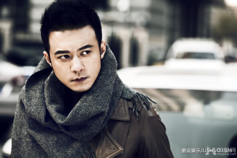 杨奇鸣最新冬装写真 荧屏硬汉无视酷寒