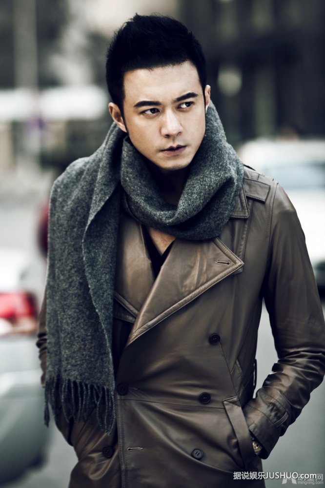 杨奇鸣最新冬装写真 荧屏硬汉无视酷寒
