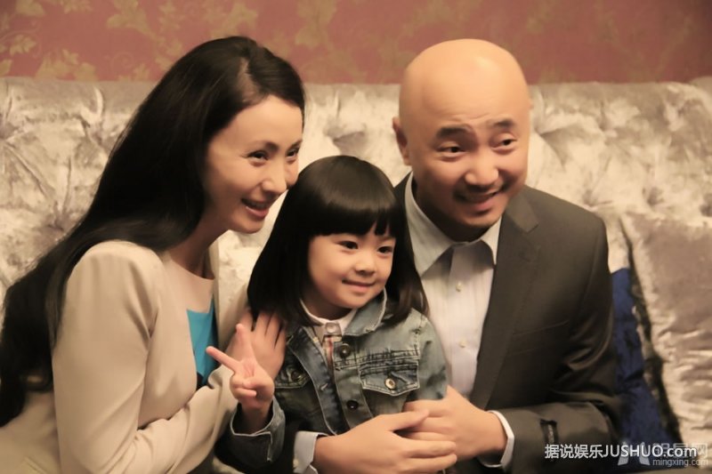 杨奇鸣最新冬装写真 荧屏硬汉无视酷寒