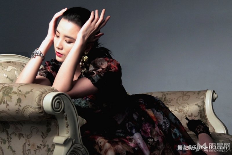 小宋佳杂志写真 清丽裸妆化身巴黎名媛