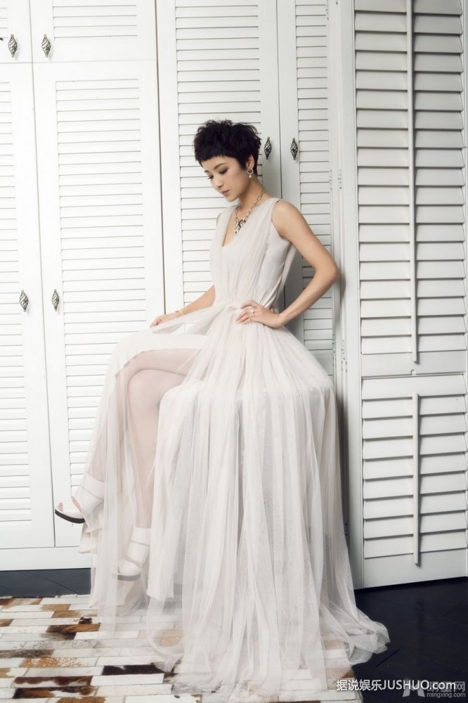 小宋佳杂志写真 清丽裸妆化身巴黎名媛