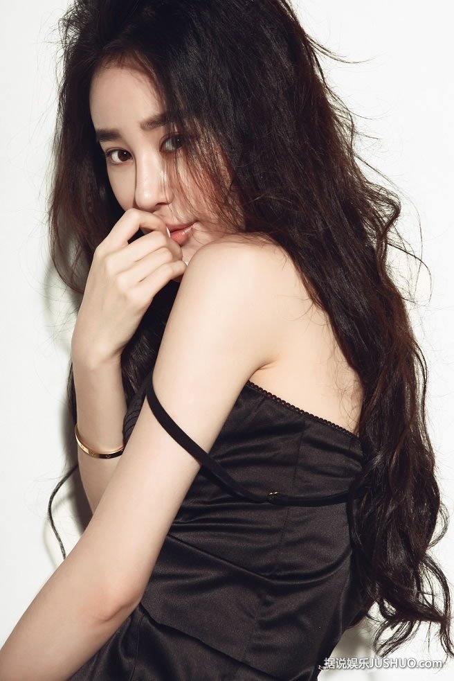 姜欣雨黑色性感写真 秀美腿展现较好身材