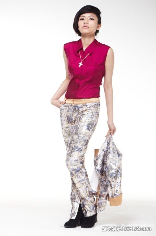 姜欣雨黑色性感写真 秀美腿展现较好身材