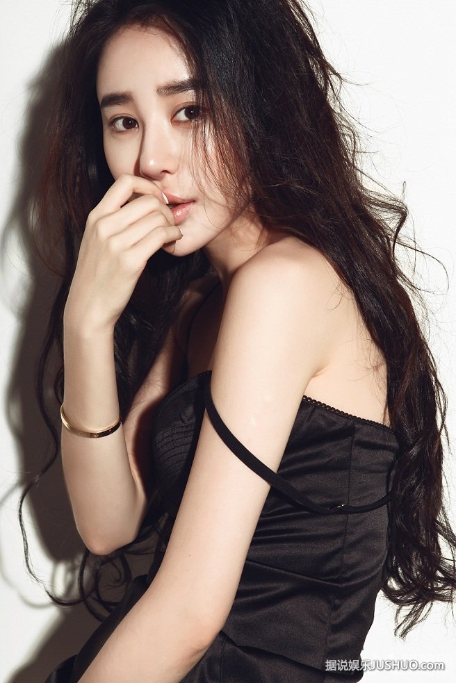 姜欣雨黑色性感写真 秀美腿展现较好身材
