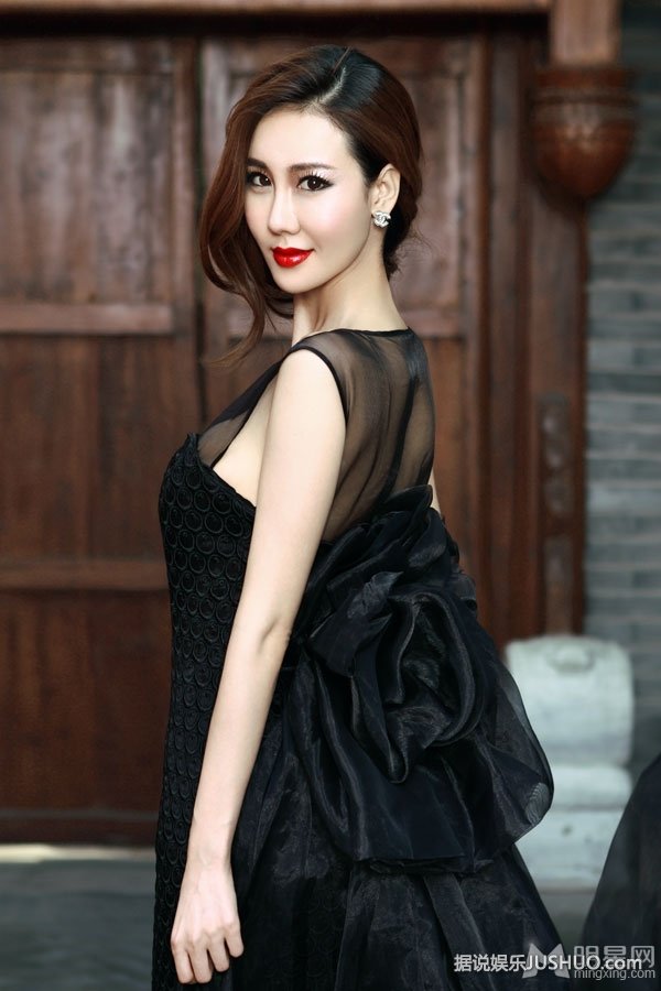 于咏琳中国风写真 凹凸身材更显明艳动人