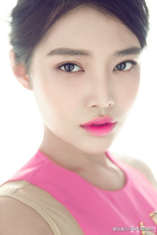 徐冬冬写真集封面曝光 展粉色优雅魅力