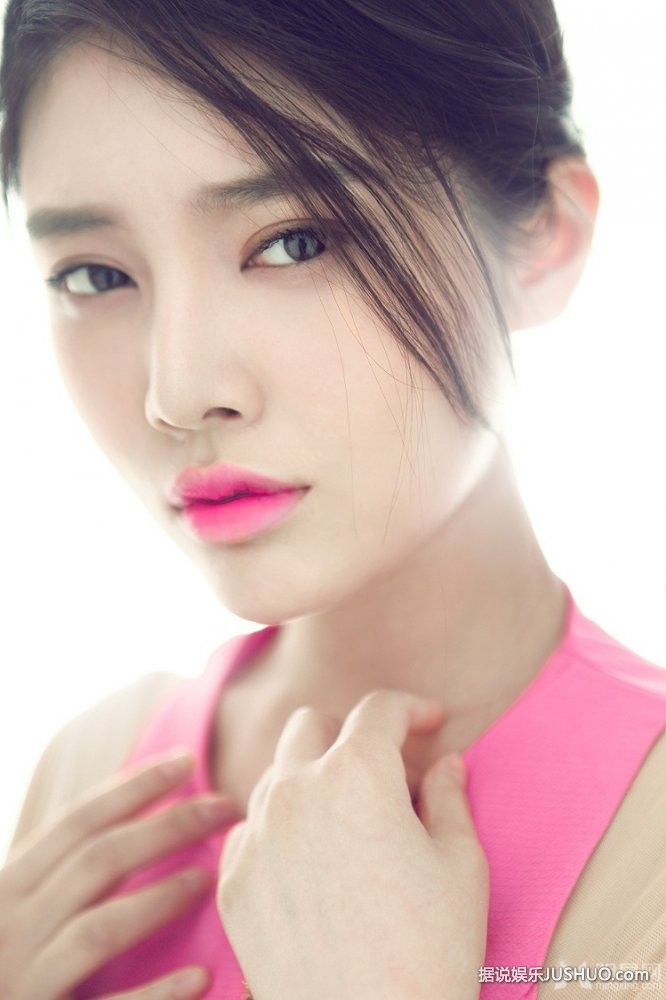 徐冬冬写真集封面曝光 展粉色优雅魅力