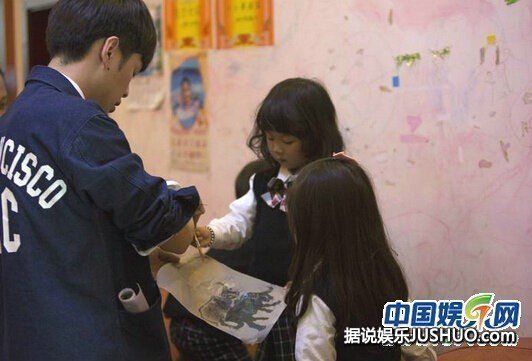 张若昀《爱上幼儿园》遭遇钟丽缇熊抱 含泪不舍