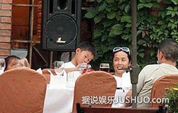 温碧霞称养子小情人 揭秘娱乐圈替别人养孩子的明星 温碧霞称养子小情人 揭秘娱乐圈替别人养孩子的明星