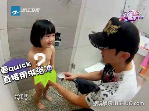 《爸爸回来了》吴尊女儿裸身洗澡惹争议 卫视回应:经本人同意 《爸爸回来了》吴尊女儿裸身洗澡惹争议 卫视回应:经本人同意