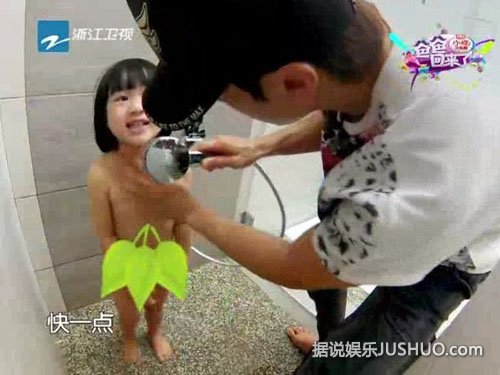 《爸爸回来了》吴尊女儿裸身洗澡惹争议 卫视回应:经本人同意 《爸爸回来了》吴尊女儿裸身洗澡惹争议 卫视回应:经本人同意