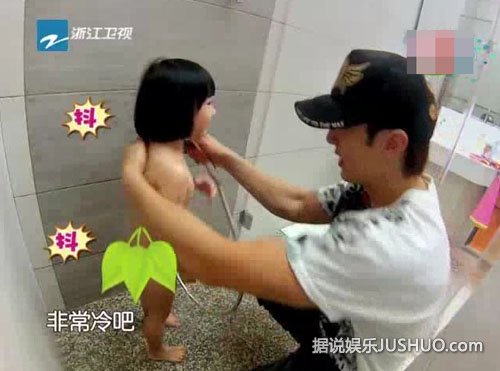 《爸爸回来了》吴尊女儿裸身洗澡惹争议 卫视回应:经本人同意 《爸爸回来了》吴尊女儿裸身洗澡惹争议 卫视回应:经本人同意