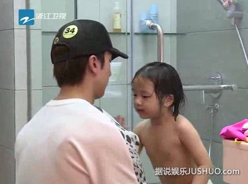 《爸爸回来了》吴尊女儿裸身洗澡惹争议 卫视回应:经本人同意 《爸爸回来了》吴尊女儿裸身洗澡惹争议 卫视回应:经本人同意
