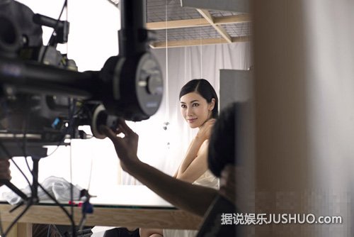李嘉欣着透视长礼服拍广告片 大秀完美身材